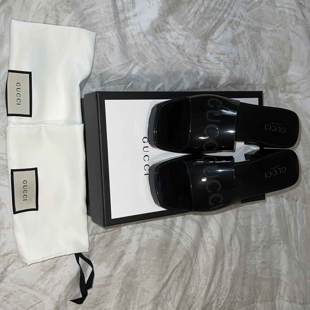 Authentic Gucci Women’s black slide sandal with logo